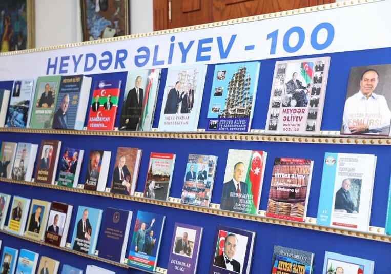В БГУ проходит книжная выставка «Гейдар Алиев-100» (Фото)