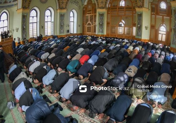 В Баку по случаю Рамазан байрамы совершен праздничный намаз (Фото)