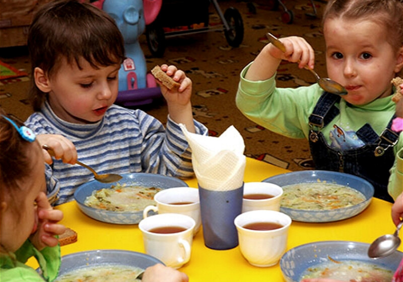 Рыба, птица, творог: Соответствует ли питание в детских садах установленным нормам? (Фото-Видео)
