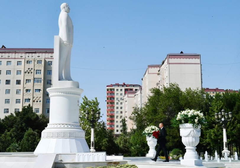 Президент Азербайджана посетил памятник Гейдару Алиеву в Сумгайыте (Фото)