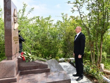 Ильхам Алиев посетил могилу Мир Мохсуна Навваба Карабаги на Джыдыр-дюзю (Фото)
