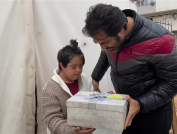 Махсун Кырмызыгюль передал подарок из Баку пострадавшей от землетрясения девочке (Видео)
